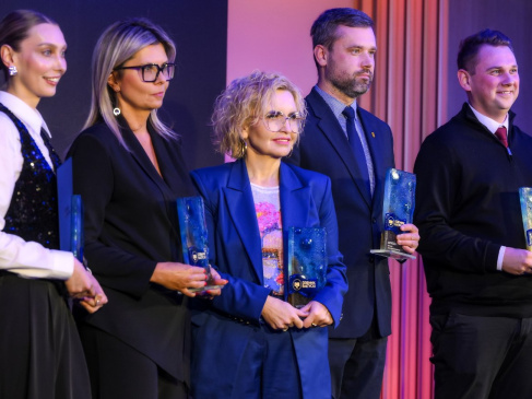 Gala Nasze Dobre z Pomorza - osoby nagrodzone Wyróżnieniem 80-lecia Dziennika Bałtyckiego, wśród nich Kanlerz UG prof. Aneta Oniszczuk-Jastrząbek