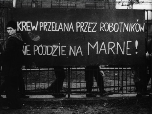 Zdjęcie z transparentem na parkanie "Krew przelana przez robotników nie pójdzie na marne!"