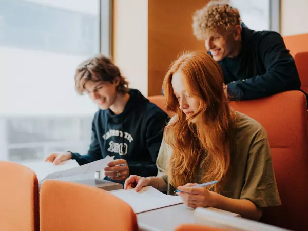 Troje studentów na auli na Wydziale Chemii UG