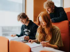 Troje studentów na auli na Wydziale Chemii UG