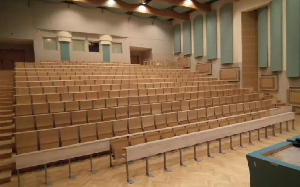 widok auli z przodu, od strony drzwi.
