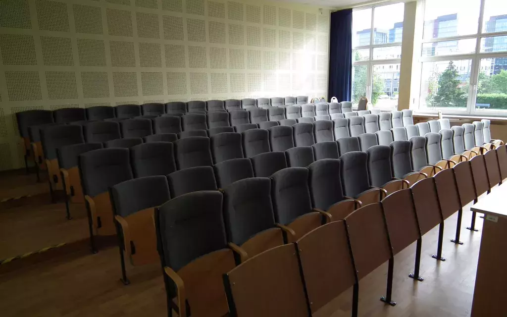 widok auli od przodu od strony podestu i wejścia
