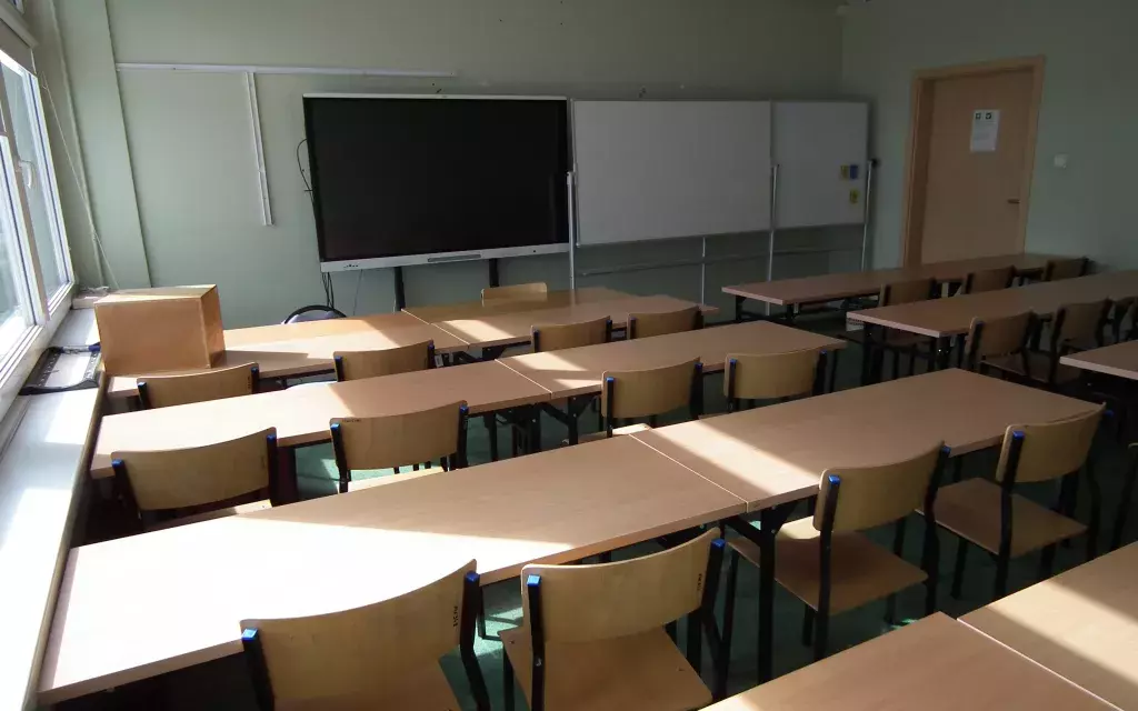 widok w stronę biurka prowadzącego w jednej z przykładowych sal dydaktycznych.