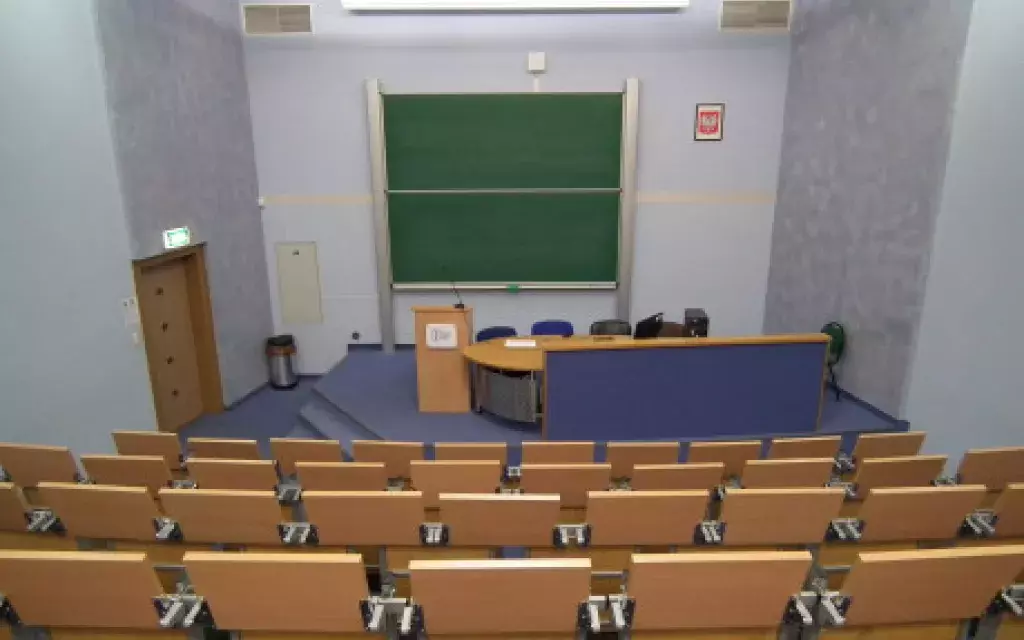widok auli od tyłu w kierunku podestu