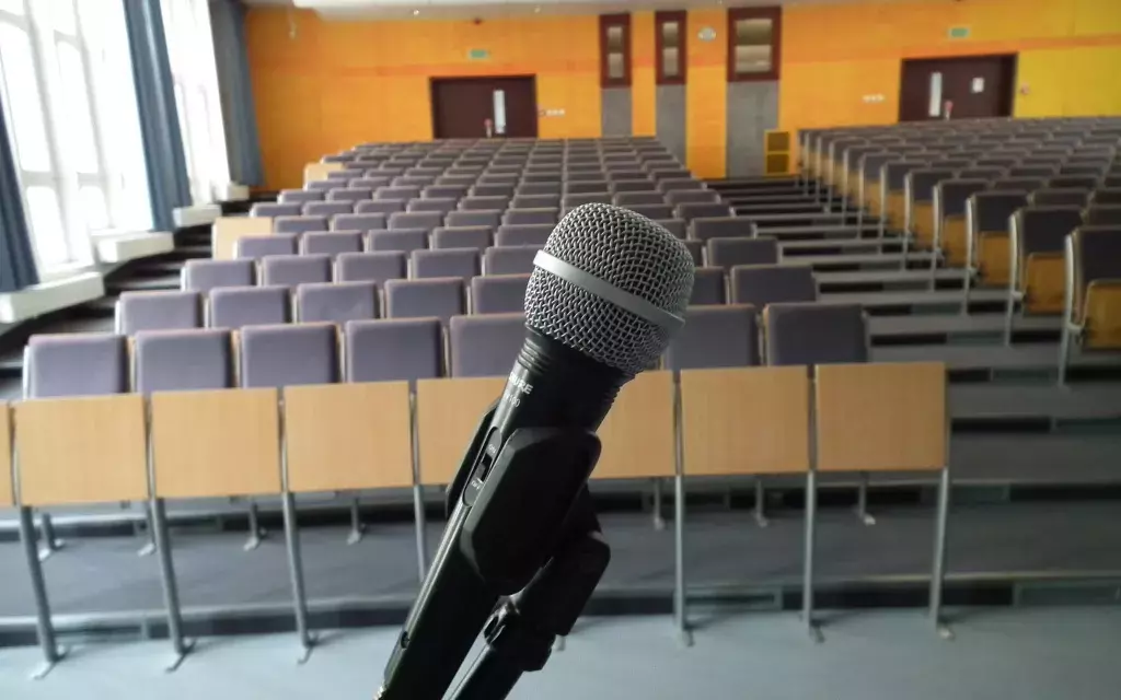 widok auli od przodu od strony podestu . widoczna na pierwszym planie mównica