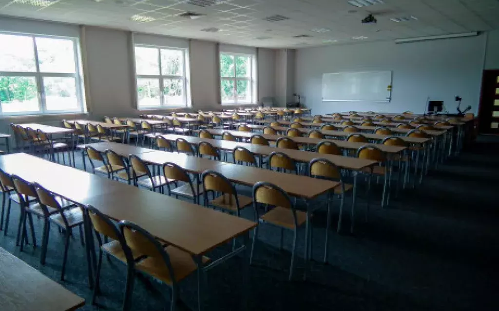 przykładowe zdjęcie jednej z sal dydaktycznych. Widoczne krzesła, ławki