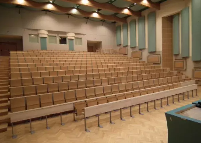 widok auli z przodu, od strony drzwi.