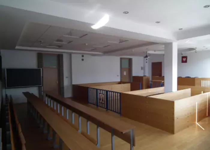 Sala rozpraw - widok od strony okna w kierunku ławy sędziowskiej.
