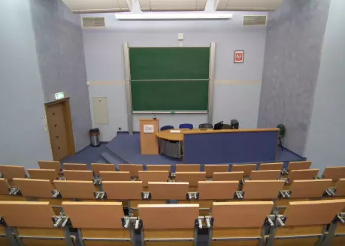 widok auli od tyłu w kierunku podestu