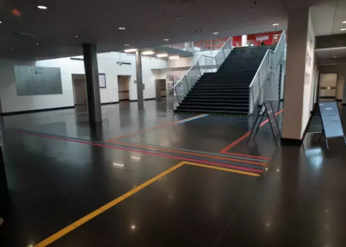 widok na hol przed wejściem do auli