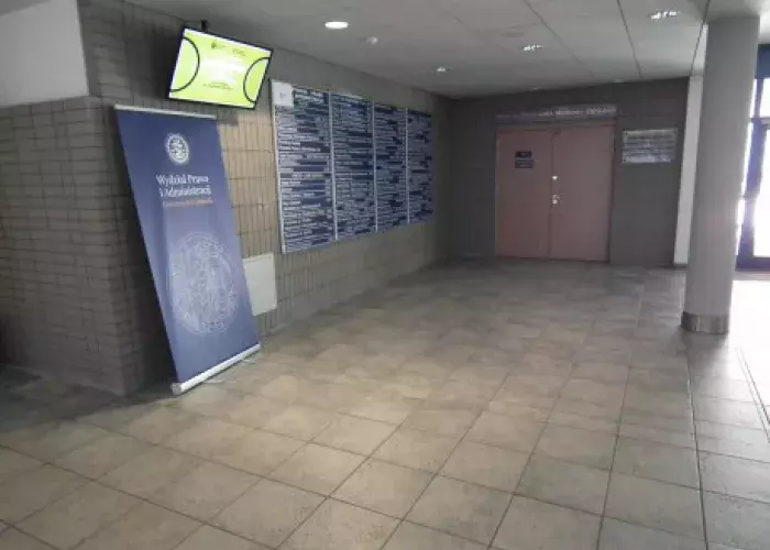 widok przestrzeni na holu Wydziały Prawa i Administracji, fragment holu, z tyłu wejście do auli