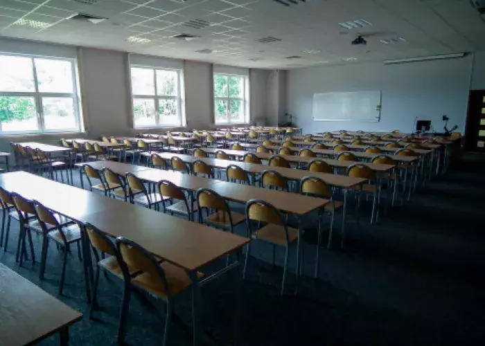 przykładowe zdjęcie jednej z sal dydaktycznych. Widoczne krzesła, ławki