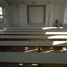 widok auli od strony wejścia głównego w stronę biurka prowadzącego