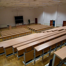 widok z boku  Auli z góry w stronę podestu