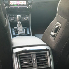 Skoda Superb - widok konsoli drugiego rzędu siedzeń widok konsoli drugiego rzędu siedzeń