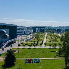 Biblioteka Główna UG. Biblioteka Główna UG w ujęciu z lotu ptaka, po prawej stronie rozpościera się widok na EkoPark UG.