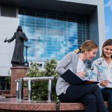 Pomnik Mrongowiusza przy Bibliotece Głównej UG. Pomnik Mrongowiusza przy Bibliotece Głównej UG